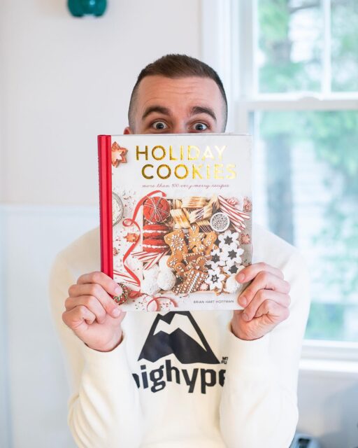 Friends—guess who’s in a cookbook?? Little ol’ ME. 🥹 The 2021 holiday cookies issue of @thebakefeed I was featured in last year got turned into a full-on cookbook!! Which you can grab now on their website—you can DM me for the link too!

🍪You’ll find both of my holiday cookie recipes in there: Hot Cocoa Cream Pies (think hot chocolate in cookie form), along with my Red & Whites (a peppermint spin on the classic New York Black & Whites)! 

Swipe through for some videos of me seeing it for the first time! Very surreal to see my recipes/photos/NAME in a cookbook—manifesting it to happen again. 🙌🏻

*joyful scream*
.
.
.
.
.
.
.
.
.
.
.
.
.
.
.
.
#bakefromscratch #thebakefeed #holidaybaking #holidaycookies #christmascookies #cookie #cookierecipe #cookielove #bakingcookies #selftaughtbaker #homebakers #foodphotographer #foodph #cookbooks #cookbook #creators #foodstylist #cincy #cincinnati #bakinglife #hotcocoa #chocolatelovers #chocolatedessert